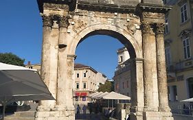 Roman Arch- Low Budget Doublebed Room In Top Center